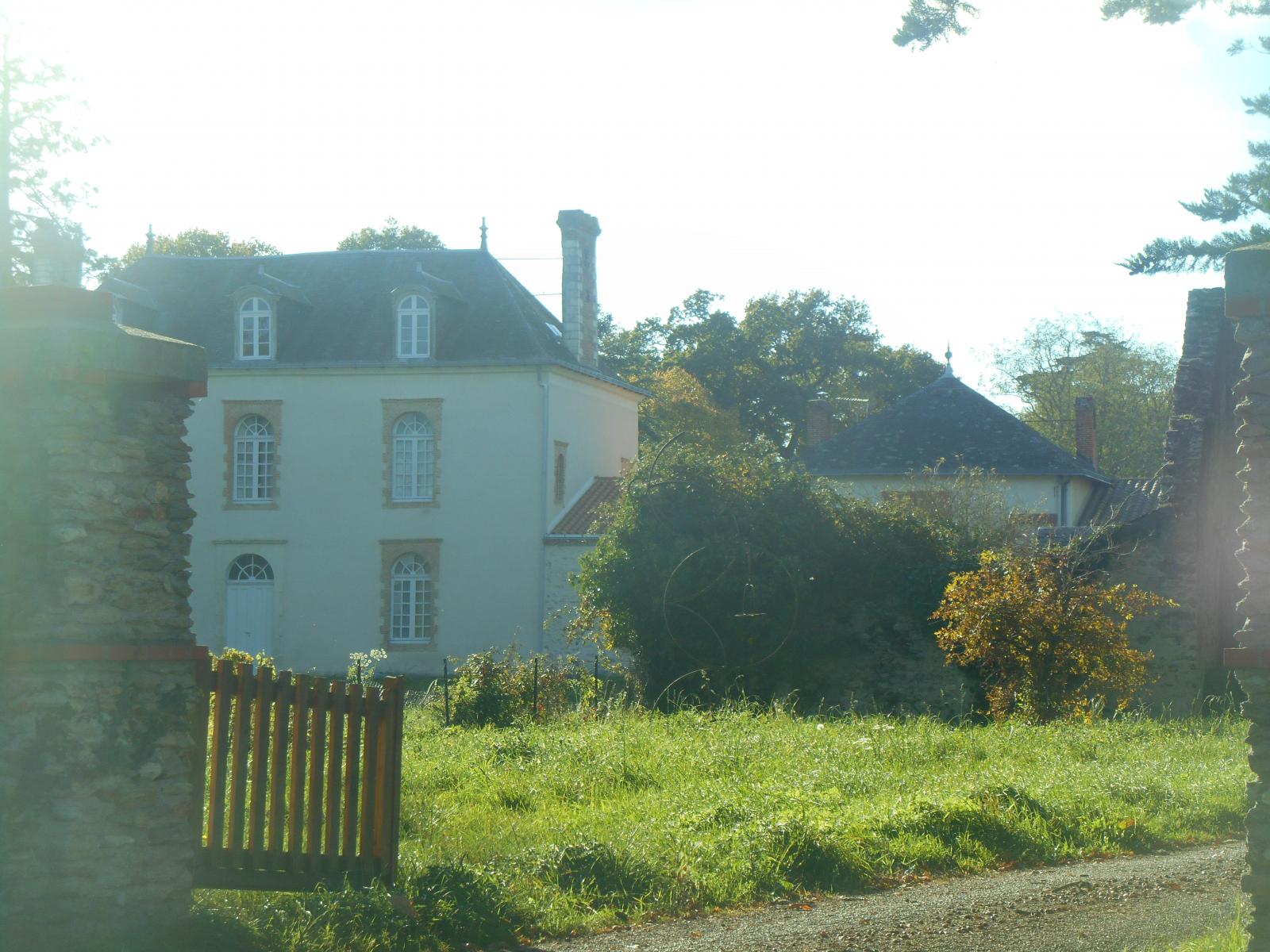 L\'entre du jardin du chteau, attention au chien! ( Les Moutiers en Retz )