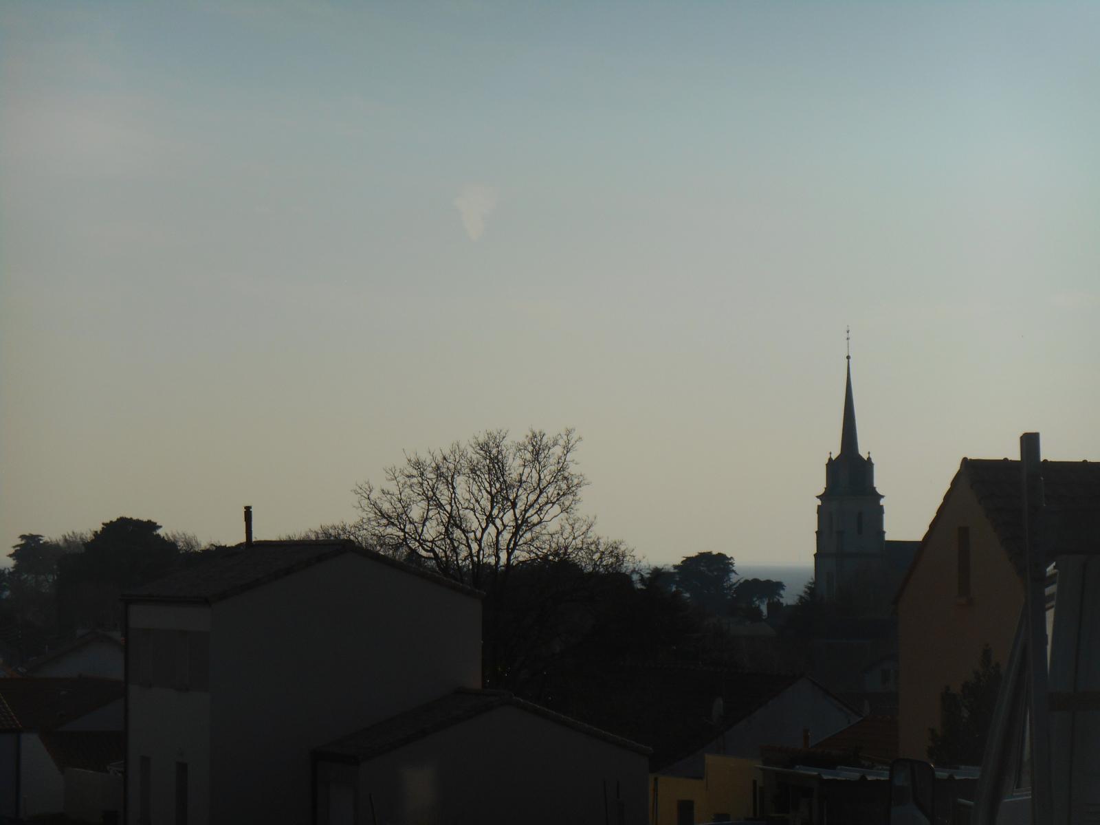 La nuit commence  tomber sur l\'glise ( Les Moutiers en Retz )