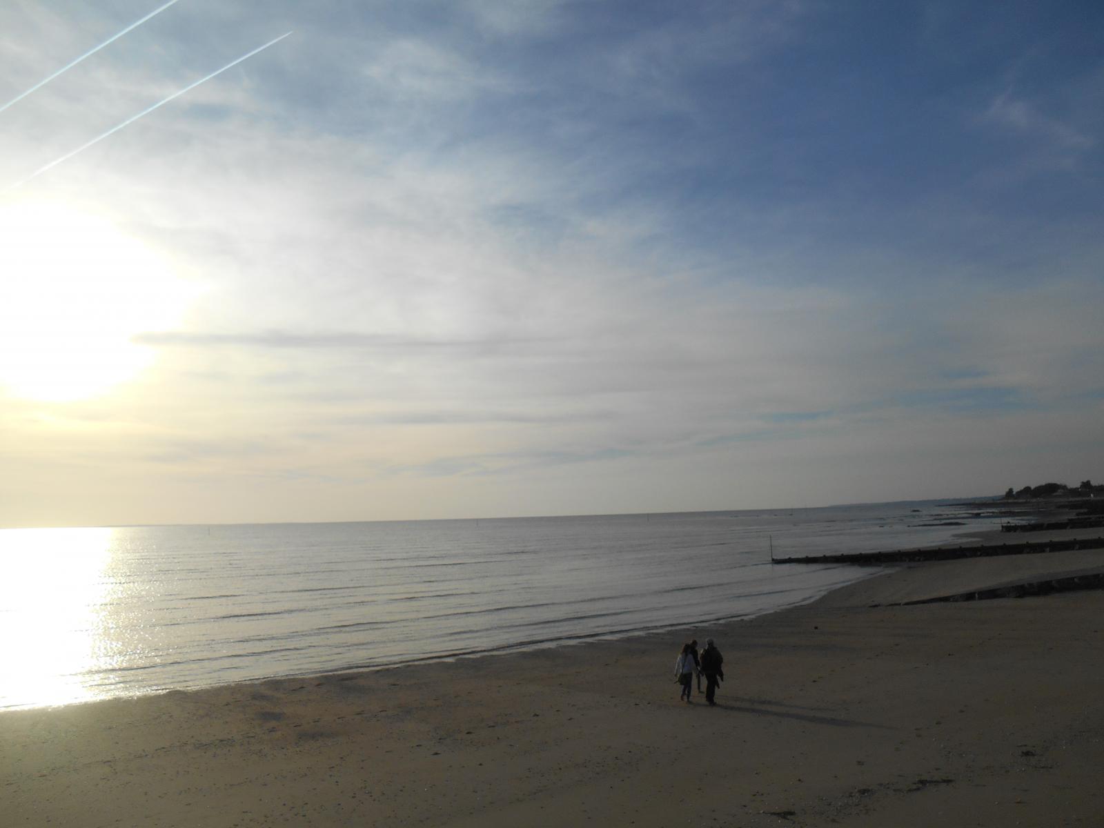 Le soleil et les chemtrails � gauche, des gens qui se baladent � droite ( Les Moutiers en Retz )