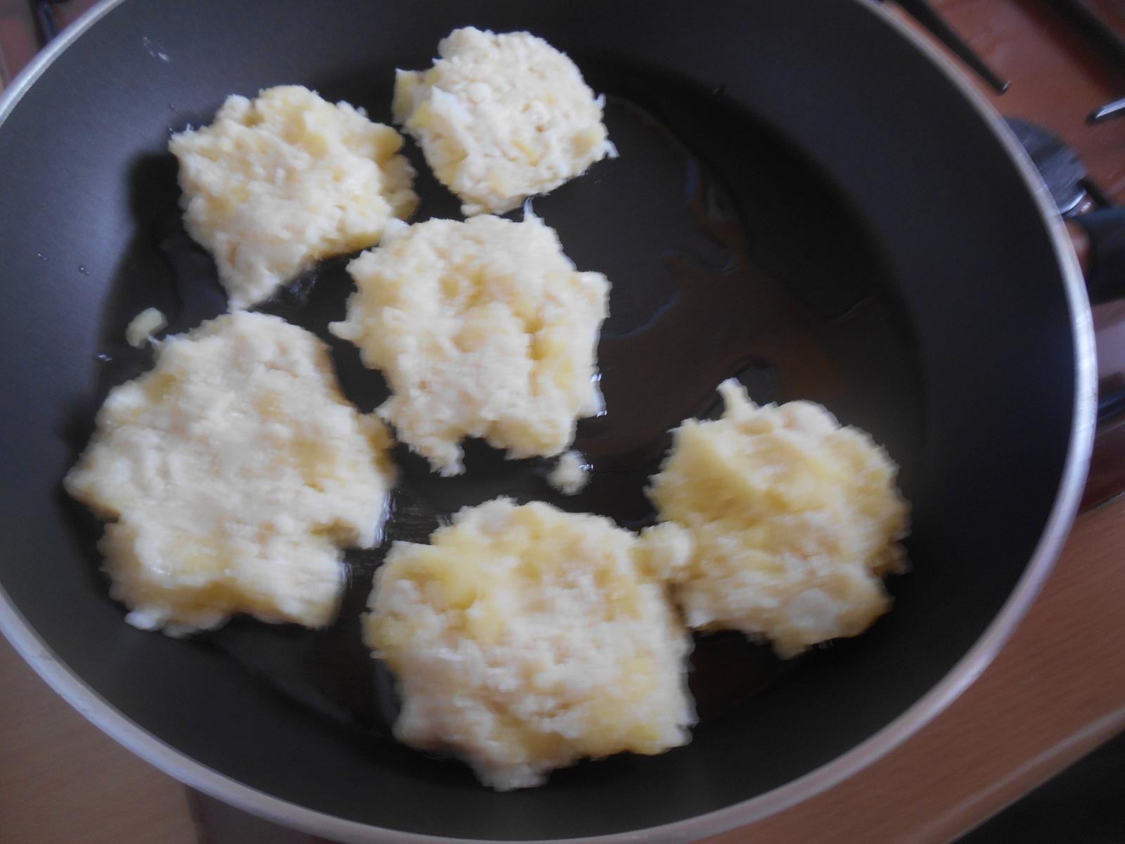 Des galettes de chou-fleur dans la po�le ( Les Moutiers en Retz )