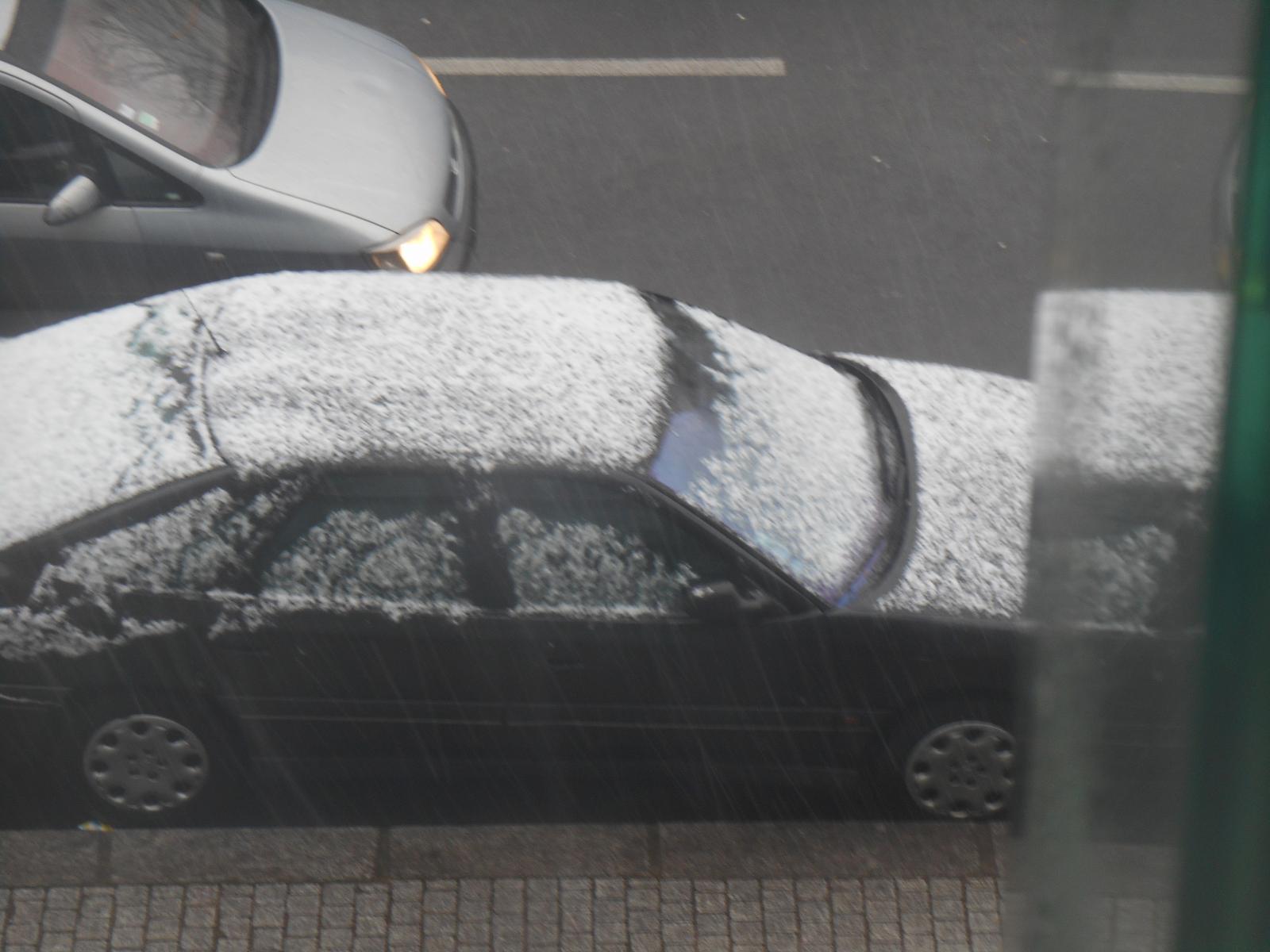 Reflet dans ma baie vitre en plus de la voiture ( Paris )