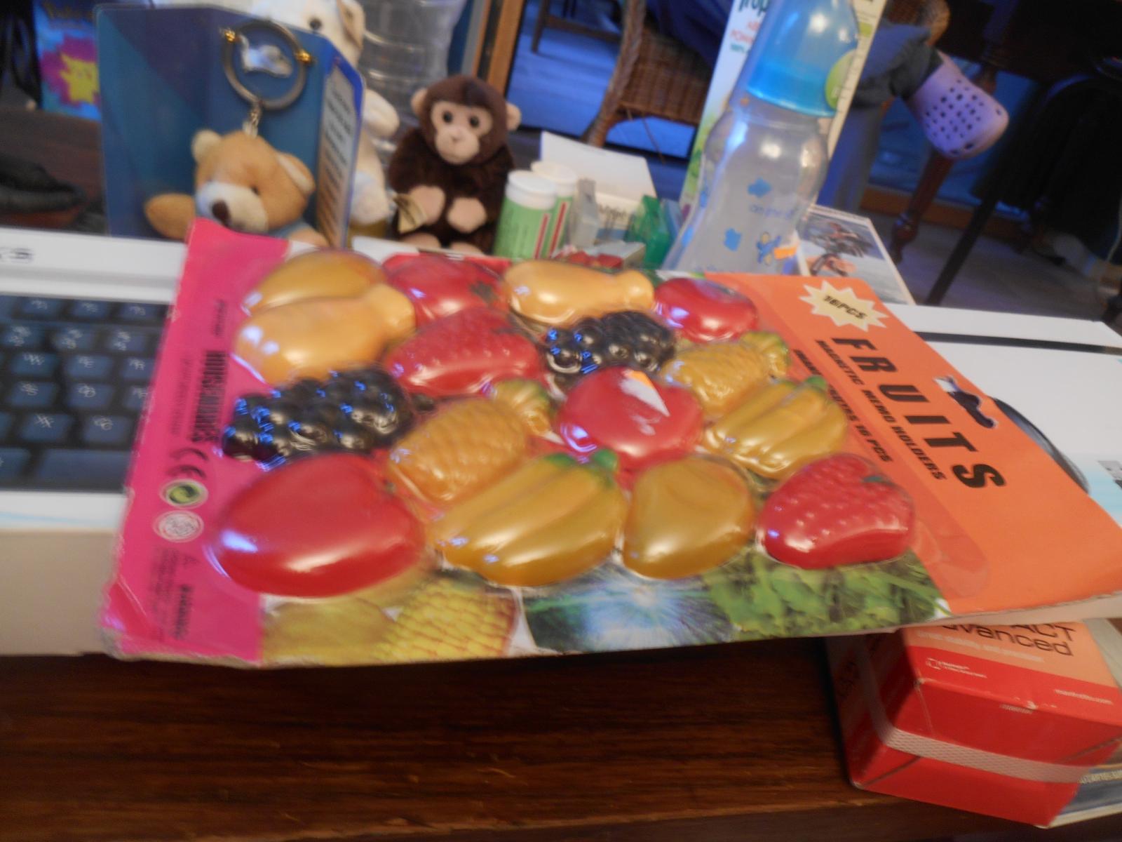 Des bons fruits en plastique, mes cadeaux ( Paris )