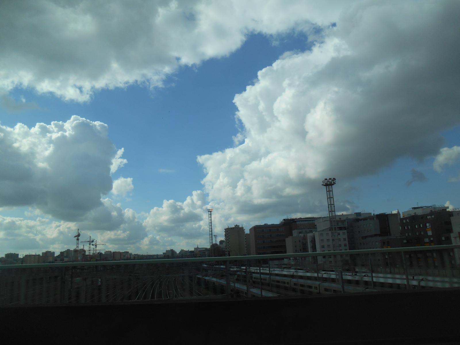 Le ciel bleu sur la voie Ferrer ( Paris )