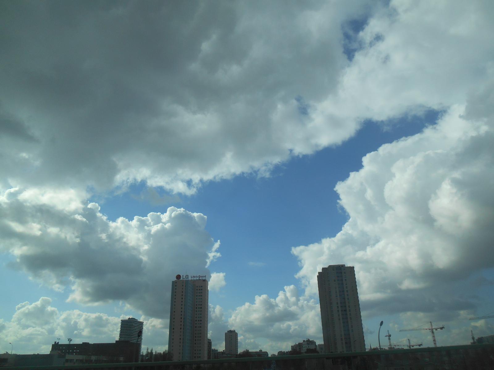 Joli panorama avec les tours qui vont vers le bleu ( Paris )