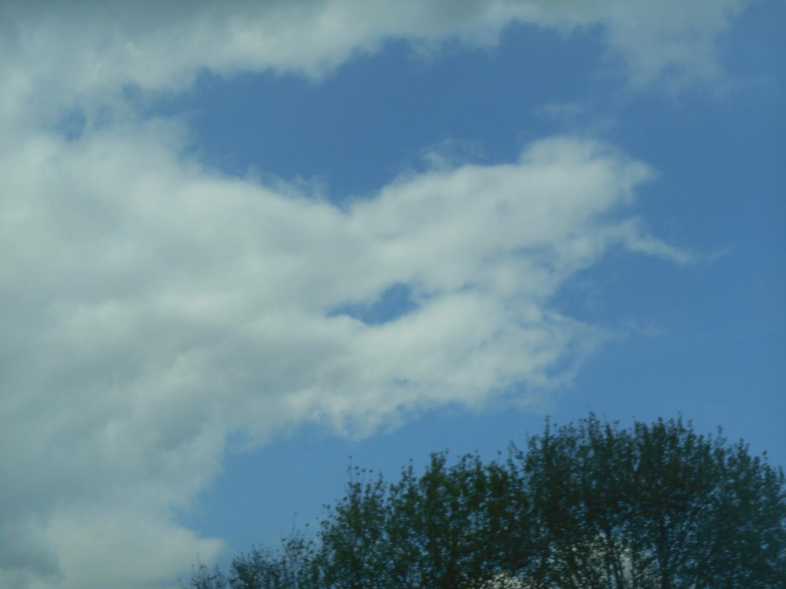 L\'oeil du nuage qui menace l\'arbre ( Autoroute )