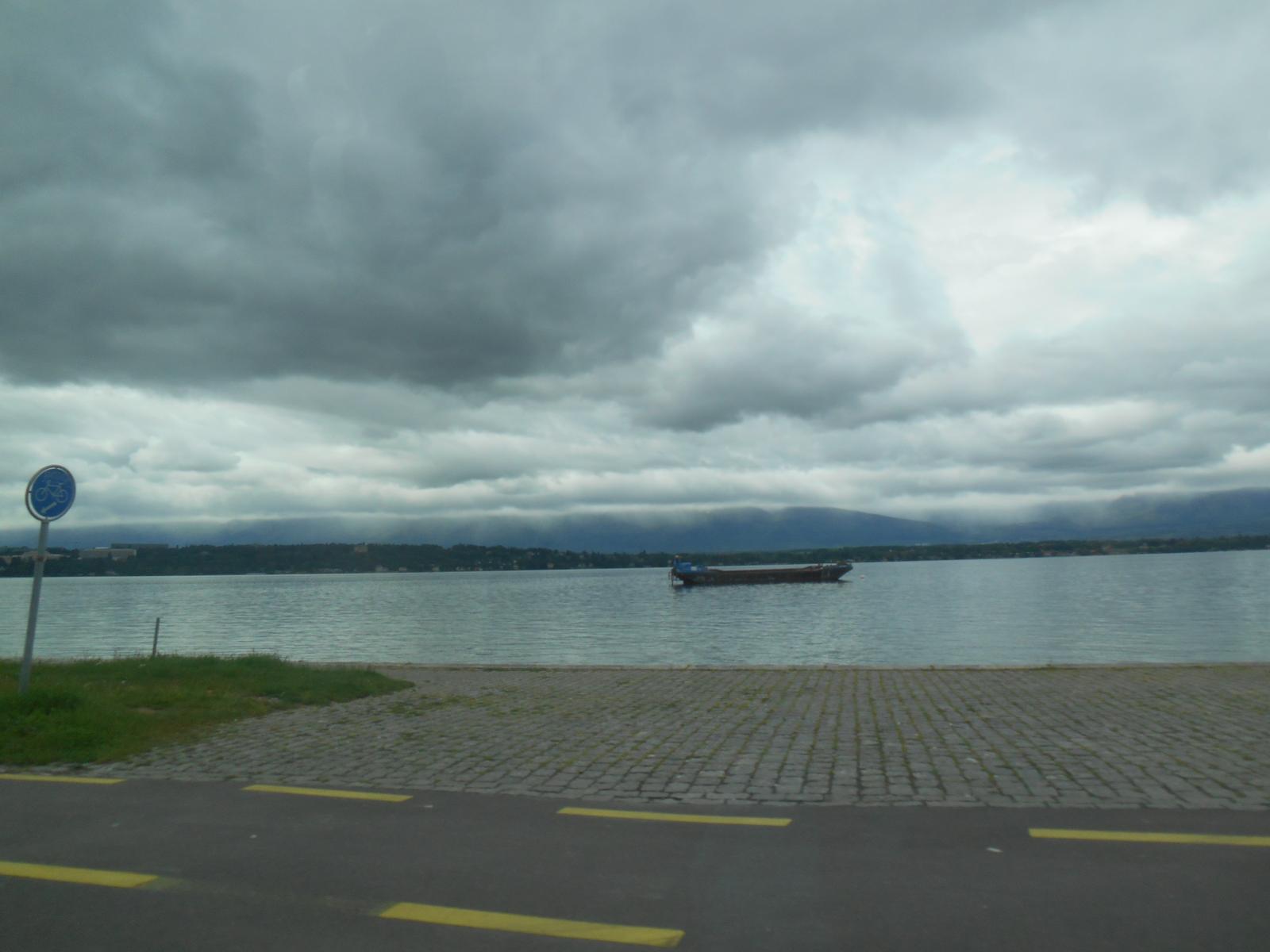 Le L�man sous les nuages et une �pave ( Gen�ve )